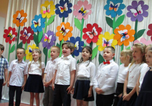 dzieci śpiewają piosenkę