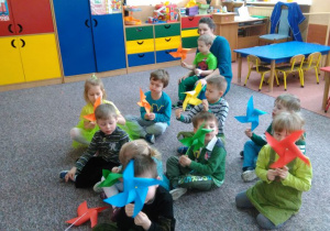 Dzieci bawią się wiatraczkami.
