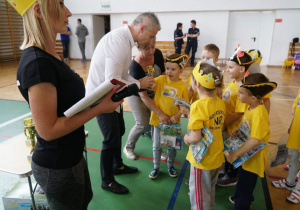 przedszkolaki otrzymują nagrodę za udział w zawodach