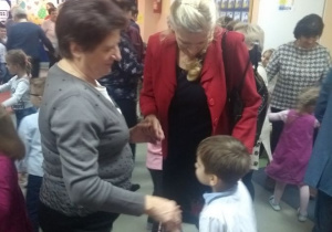Jaś S. z babcia Tereską i Danusią tańczą w kółeczku.