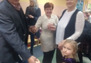 Natalka z babciami Renią i Celinką oraz dziadkiem Wojciechem.
