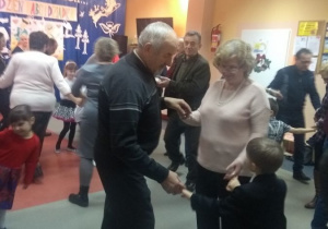 Wspólny taniec Olka z babcią Tereska i dziadkiem Stasiem.