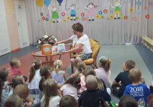 pani Beata pokazuje dzieciom ksiązki