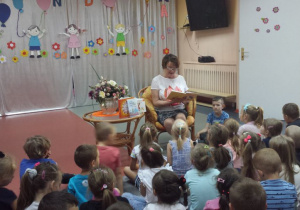 pani Beata czyta dzieciom bajkę
