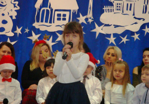 dziewczynka śpiewa kolędę