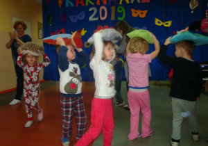dzieci tańczą z poduszkami na głowie