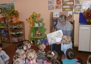 Babcia Mariki p. Teresa czyta książkę.