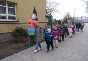 Dzieci w wiosennym korowodzie z Marzanną