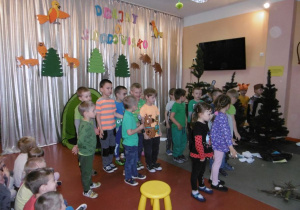 dzieci z grupy Stokrotki śpiewają piosenkę o ekologii