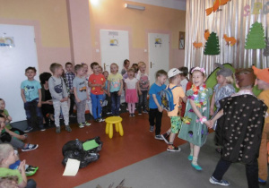 przedszkolaki tańczą i śpiewają do piosenki Leśne Duszki