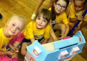 dziewczynki bawią się domkiem dla lalek