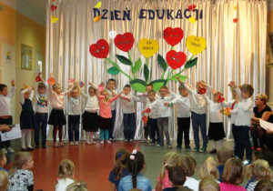 przedszkolaki ilustrują ruchem piosenkę