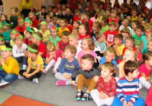 przedszkolaki czekają na Jabłcusia