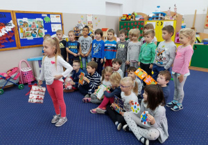 Dzieci z grupy Biedronki z prezentami i laurkami dla Natalki.