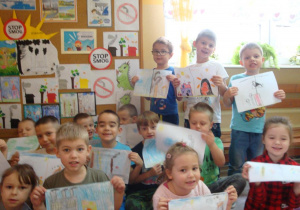 Dzieci z grupy Stokrotki ze swoimi pracami.