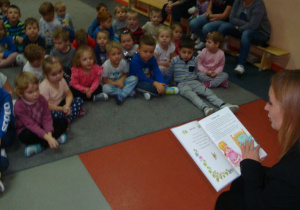 Dzieci słuchają bajki czytanej przez p. Monikę.