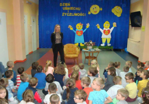 P. Monika rozmawia z dziećmi nt. przeczytanej bajki. 