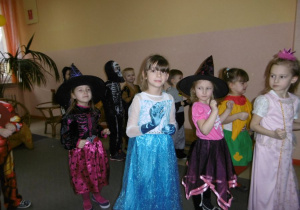 Tańczące dziewczynki: Wiktoria, Ola, Natalka, Marysia i Iza.