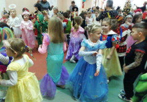 Księżniczki tańczą z swoimi rycerzami.