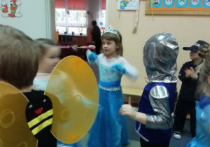 Księżniczka tańczy z rycerzem.