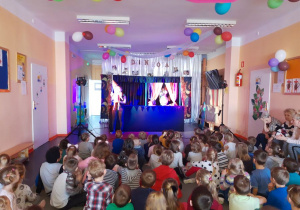 Dzieci oglądają przedstawienie pt. Szewczyk Dratewka