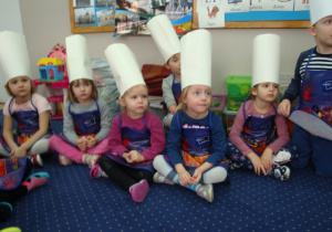 dzieci w czapkach kucharskich