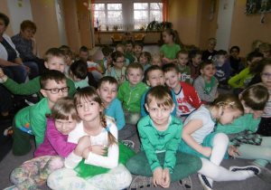 Dzieci w zielonych strojach.