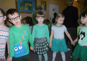 Staś, Lenka,Natalka i Iga tańczą irlandzki taniec.