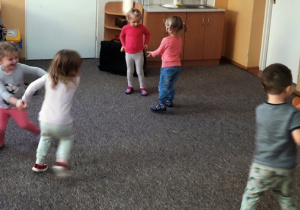 Dzieci tańczą w parach.