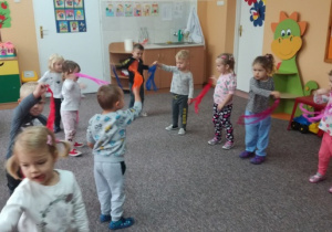 Dzieci prezentują taniec z bibułą.