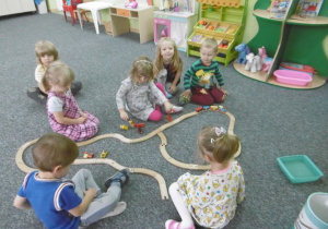 Dzieci bawią się pociągami.