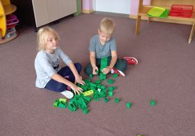 Janek i Melania pracują w zespole zielonym.
