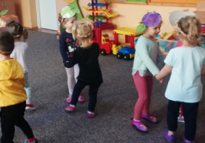 Dzieci tańczą w owocowych opaskach.