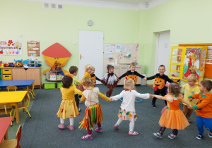 Wspólny taniec Biedronek w kole.
