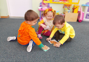 Mateusz, Lilka i Gabryś układają puzzle.