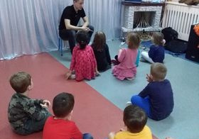 Dzieci z zainteresowaniem Słuchają p. Karola.