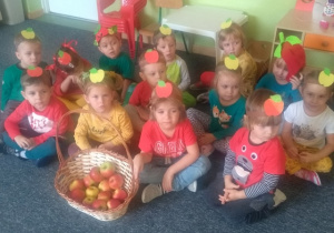 Dzieci słuchają bajki o jabłku pt. ' Lokator"
