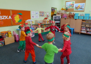 Biedronki tańczą przy piosence "Małe czerwone jabłuszko"
