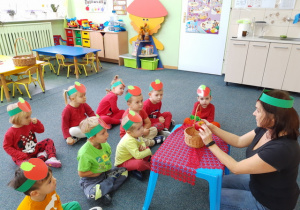 Dzieci słuchają inscenizowanego wiersza pt."Entliczek-pentliczek".