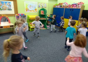 Dzieci poruszają się w rytm muzyki.