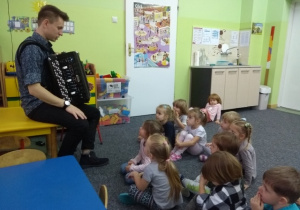 Dzieci słuchają poleceń pana Karola.