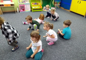 Dzieci stukają w rytm muzyki.