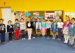 Dzieci z grupy Skrzaty śpiewają hymn Polski.