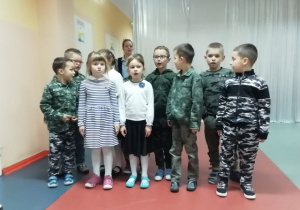 Dzieci z grupy Stokrotki śpiewają hymn Polski.