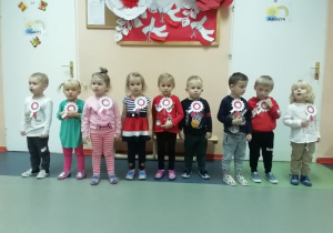 Dzieci z grupy Motylki śpiewają hymn Polski.