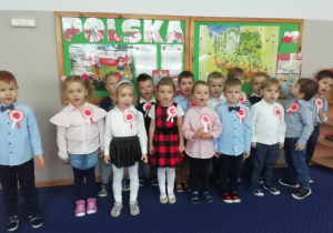 Dzieci z grupy Jeżyki śpiewają hymn Polski.