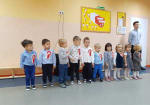 Dzieci z grupy Biedronki śpiewają hymn Polski.