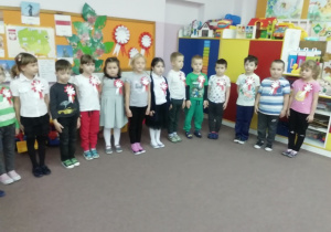Dzieci z grupy Poziomki śpiewają hymn Polski.
