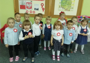 Dzieci z grupy Pszczółki śpiewają hymn Polski.