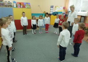 Dzieci z grupy Bratki śpiewają hymn Polski.
